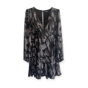 Express Black & White‎ Long Sleeve V-Neck Dress Size XS/TP